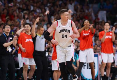 杨鸣：中国队内外衔接确实不如日本 都是球处理不了才转移给中锋