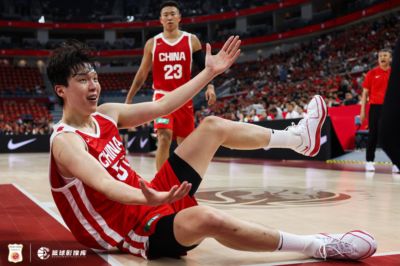 杨毅：中国队没有内线杀伤 贺希宁的高难度投篮很难一直延续