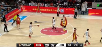 攻防都得拼！赵继伟急停中投命中后 防守端造成对手进攻犯规！