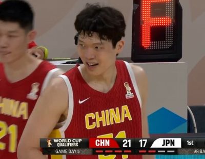 裁判不太友好！杨瀚森内线要位又被吹进攻犯规 个人犯规已达两次