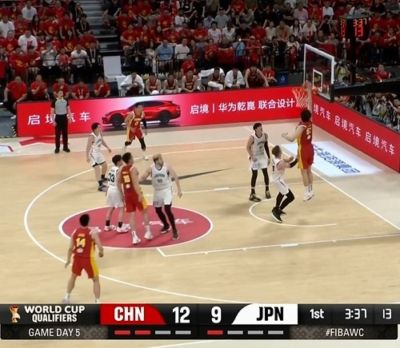 下马威！杨瀚森披挂上阵 篮下接球暴起单臂砸扣