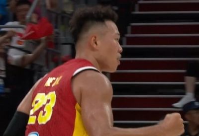 MVP！贺希宁挺身而出 里突外投连得5分帮助球队缩小分差