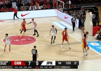 微波炉!李弘权刚被换上场 底角三分机会坚决出手命中!