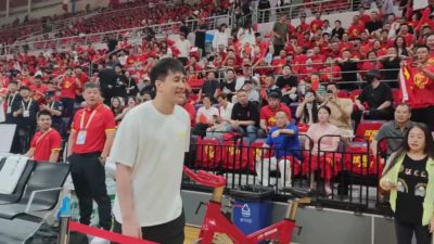 现场支持！郭艾伦来到现场观战中国男篮VS日本男篮
