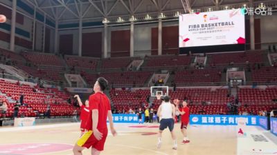 中国男篮对阵日本男篮大战在即！杨瀚森赛前进行热身