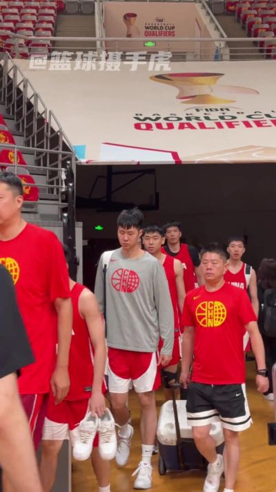 气场拉满！中国男篮赛前面对面偶遇日本队