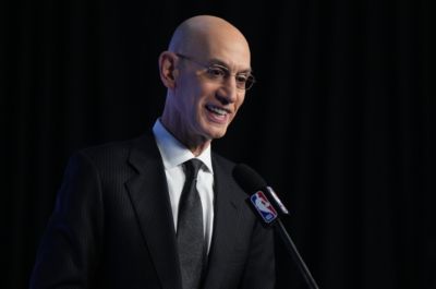 NBA官方：今年夏联将测试使用一款内置传感器的智能篮球