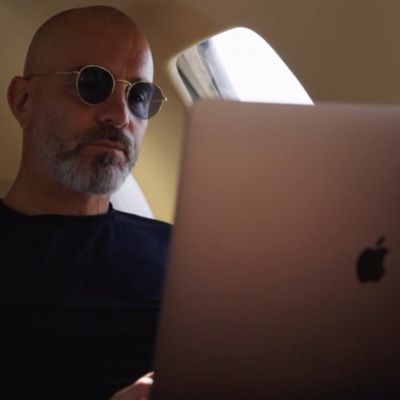 曼城官方晒出马雷斯卡报到Vlog，后者在飞机上看荷兰队世界杯回放