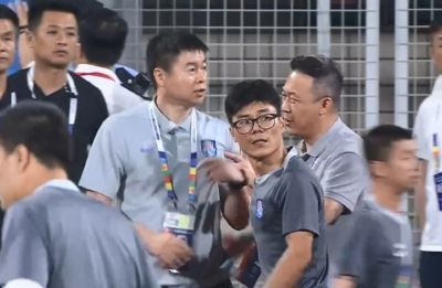 赛后围堵裁判被红牌罚下！记者：预计于根伟会面临中足联追加处罚