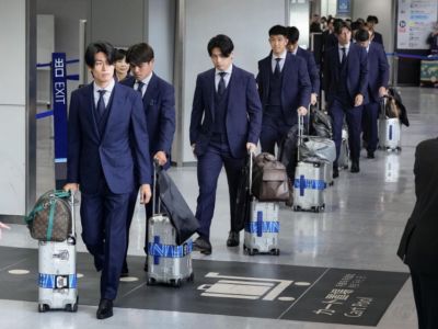 日媒：日本约700名球迷接机，球迷高喊“各位辛苦”“感谢付出”