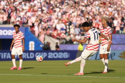 十人美国2-0领先波黑！蒂尔曼任意球直接破门