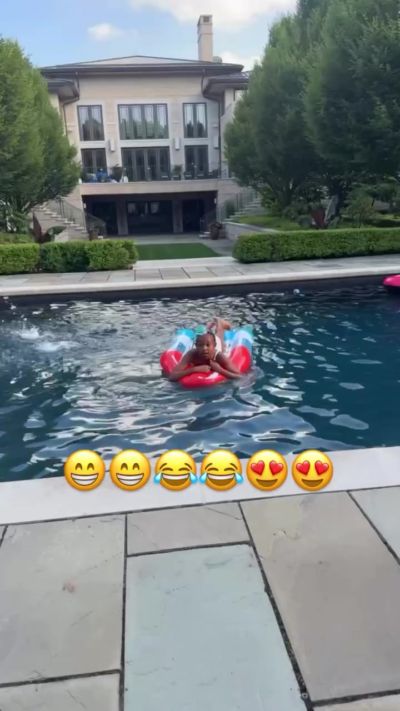 夏日清凉！詹姆斯晒女儿和亲戚小孩在阿克伦家中泳池玩耍