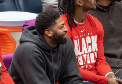 记者：吹杨一直在说服浓眉彻底留队 他坚信奇才能撼动东部格局