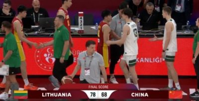 记者：张宇辰手感不佳 中国U17男篮的远投火力没了 陈昱休没篮