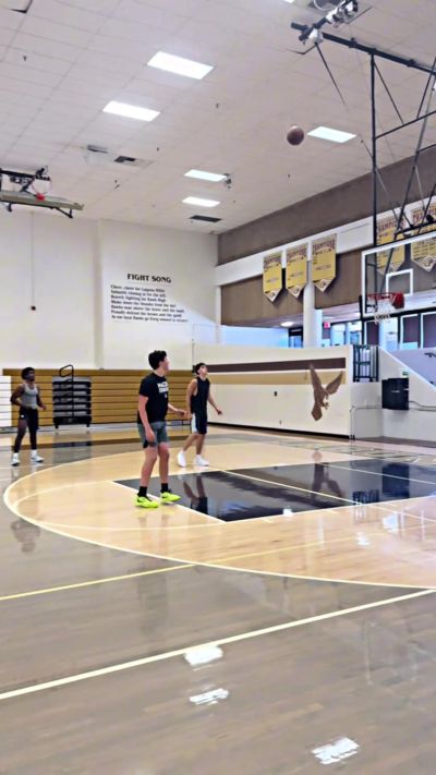 刘金雨海外特训！NBA训练师乔丹·劳利全场球局初体验
