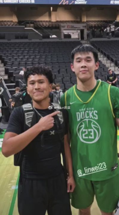 俄勒冈夏训林葳与球迷合影！媒体人：没上场时间和球权去北卡干嘛