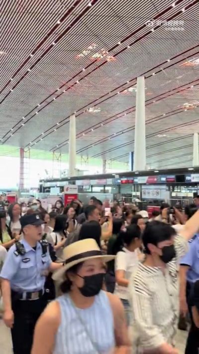 媒体人：中国男篮在机场偶遇赵雅芝 被赵的粉丝团震惊了