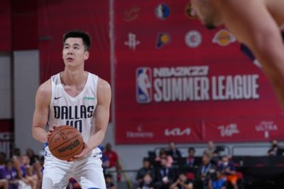 郭昊文在2022年为独行侠征战NBA夏联 共出场2次&得到10分1板2助