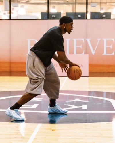 天空蓝！爱德华兹菲律宾行 首次上脚最新签名鞋Adidas AE 3亮相