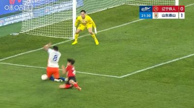 马德鲁加禁区倒地主裁回看VAR判点，泽卡点射泰山2-0领先铁人