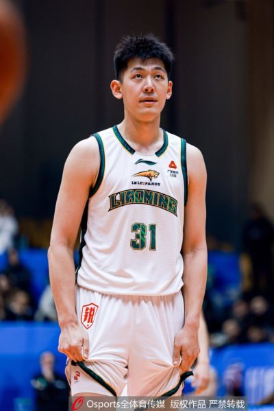 媒体人：张陈治锋的膝盖在训练中受伤 需要一段时间休养恢复