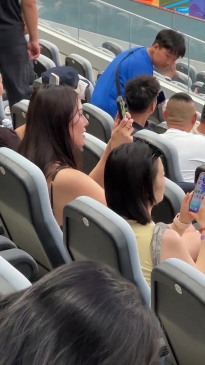 泳坛美女刘湘现场观战海牛vs玉昆，曾在青岛台东六路小学读书