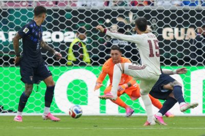 西班牙1-0乌拉圭！40岁穆斯莱拉扑救黄油手，巴埃纳转身抽射破门