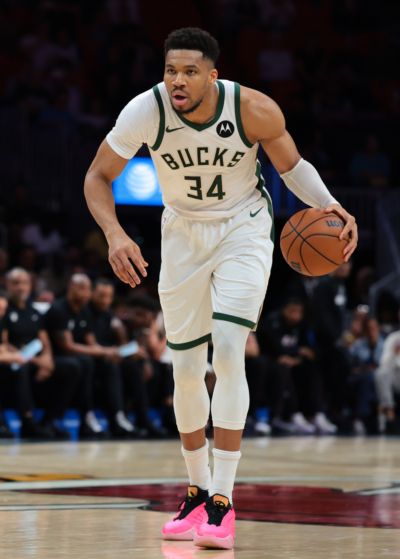 ESPN:雄鹿一直秉承绝不轻易交易超巨的理念 他们为字母透支未来