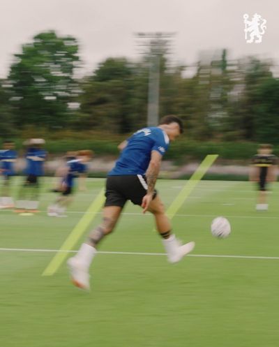 记者晒恩佐训练视频：没有任何迹象表明他在消极怠工