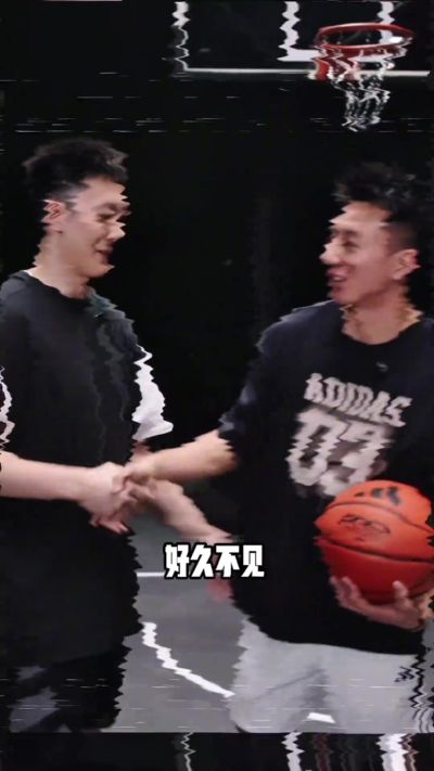 胡明轩：把外界没必要的声音给屏蔽掉 放平心态 这赛季膝盖劳损