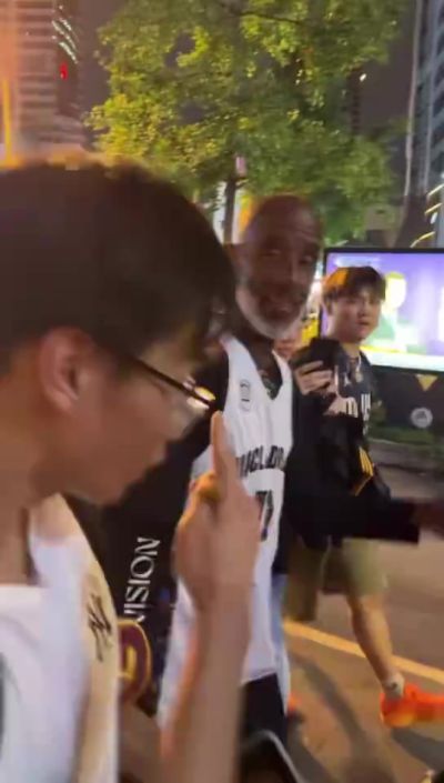接地气！欧文在成都街头溜达 和球迷亲切地打招呼
