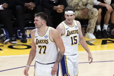 威力十足！25-26赛季东契奇和里夫斯同时在场时湖人净效率+8.9