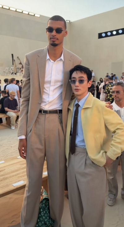 最萌身高差！文班亚马亮相巴黎时装周 与中国男演员朱一龙合影
