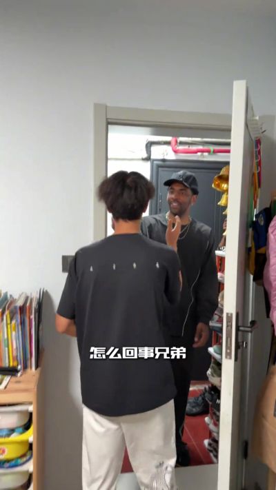 羡慕了！欧文中国行去粉丝家里拜访 还送签名球鞋+在墙壁上签名