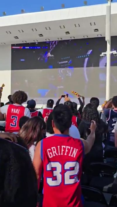 新鲜血液！快船主场外球迷见证球队选中瓦格勒 人群瞬间沸腾