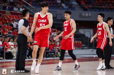 媒体人：中国男篮就双后卫+王俊杰乱战 其他人都当好蓝领就行