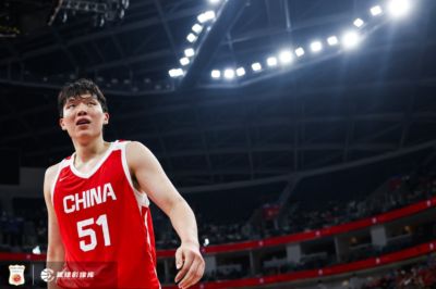 解说：给杨瀚森搭阵容 得给他配打球比较聪明、摇摆性强的侧翼