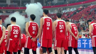 回归中国男篮后的首场比赛 杨瀚森的父母也来到现场观战