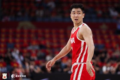 鲁媒：杨瀚森适应男篮需要过程 高诗岩带伤出战表现相当不错