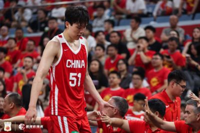 杨瀚森半场4中1!媒体人:其实不用每球都找他 搞得自己不会打了