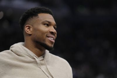 Shams：整个NBA都在等着字母哥的情况 他的去向将影响多支队伍