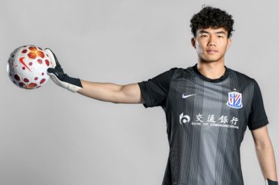 德转显示申花21岁门将王晗懿租借梅州客家，租借费约9.3万元