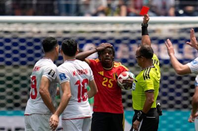 0-0伊朗!库尔图瓦谈红牌:他们应该早点回传给我 世界杯就是这样