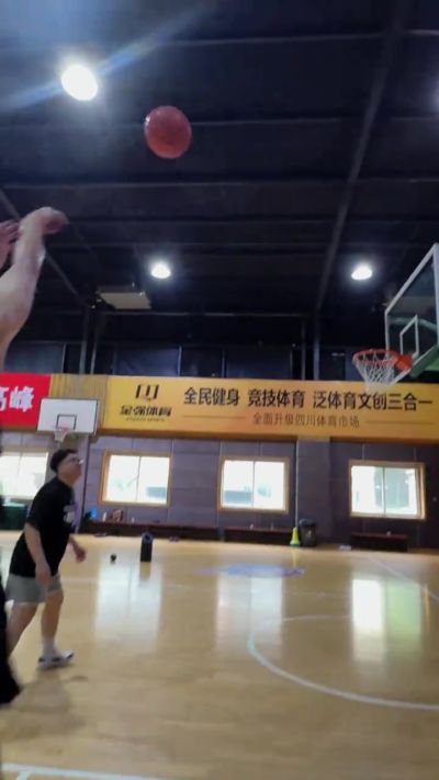 赵睿社媒晒休赛期训练视频:慢慢恢复! 减减减!!!😁