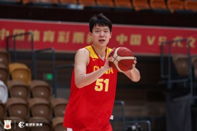 媒体人：杨瀚森为国而战决心非常坚定 拳拳报国之心令人印象深刻