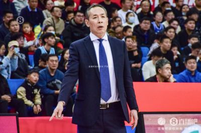 解说：北京下赛季肯定换教练 应该是外教 土帅没人hold得住更衣室