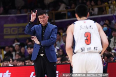 解说:听说杜锋有太多社会职务&对权力欲望强 经常不能完整带训练