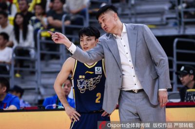 解说：杜锋习惯了过去非常严格的交流方式 今年外援限制本土球员