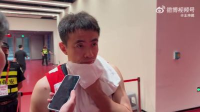 赵继伟：脚扭到了 重新登场之后还是有些不太舒服 应该问题不大