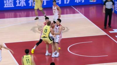 这提前站好了吧？李弘权篮下补防被吹阻挡犯规